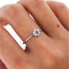 Bague Fleur Marguerite en Or Blanc 14K avec Diamant Bleu et Blanc 1MM