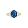 Bague 3 pierres avec saphir bleu ovale certifié GIA et diamant trillion en 18K