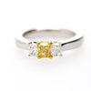 Bague 3 pierres en or 18K avec diamants princesse jaunes et blancs de 0,87 carat