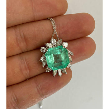 Pendentif en platine avec émeraude colombienne de 11.54 carat et diamants baguette – Assay Jewelers