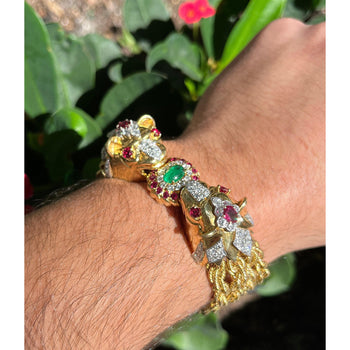 Bracelet multi-chaînes à double tête de lion mordant en or 18K et platine, avec émeraudes, diamants et rubis – Assay Jewelers