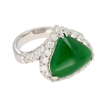 Bague halo en diamants en or blanc 18K avec jadeite jade de type A taillée en cabochon, forme triangulaire – Assay Jewelers