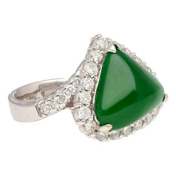 Bague halo en diamants en or blanc 18K, jadéite de type A, taille cabochon triangulaire – Assay Jewelers