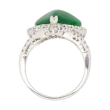 Bague halo en diamant en or blanc 18K, jadéite de type A taille cabochon, forme triangle – Assay Jewelers