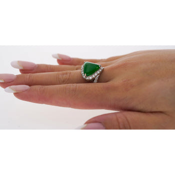 Bague halo en diamants en or blanc 18K avec jadeite de type A, cabochon taillé en triangle – Assay Jewelers