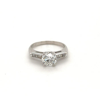 Diamant synthétique de 1,32 carat avec pierres latérales rondes en diamant sur Bague en or 18 carats – Assay Jewelers
