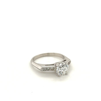 Bague 18k avec diamant de laboratoire de 1,32 carat et diamants latéraux ronds – Assay Jewelers