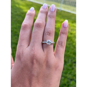 Diamant de laboratoire de 1,32 carat avec pierres latérales rondes en diamant sur Bague en or 18k – Assay Jewelers