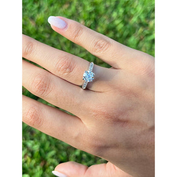 Diamant de laboratoire de 1,32 carat avec pierres latérales en diamant rond sur une Bague en or 18k – Assay Jewelers