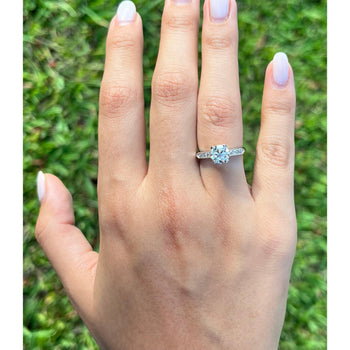 Diamant de laboratoire de 1,32 carat avec pierres latérales rondes en diamant dans une Bague en or 18k – Assay Jewelers
