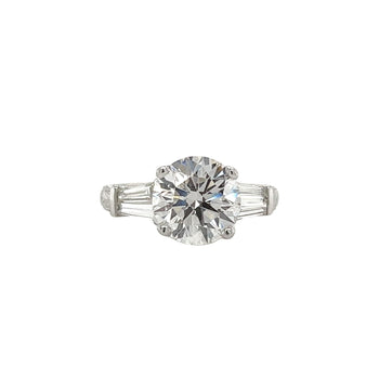 Bague de style Anciens en platine avec diamant rond de 3 carats créé en laboratoire et pierres latérales en diamants baguette – Assay Jewelers