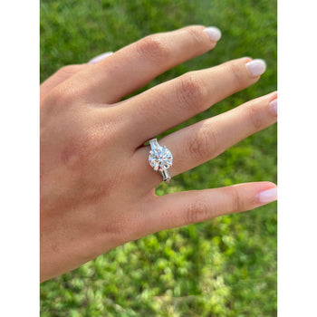 3 Carats Diamant Rond de Laboratoire avec diamants baguette latéraux dans une Bague Anciens en platine – Assay Jewelers