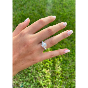 Diamant rond de laboratoire de 3 carats avec pierres latérales en diamant baguette dans une Bague Anciens en platine – Assay Jewelers