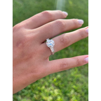 Bague en platine Anciens avec diamant rond de laboratoire de 3 carats et diamants baguette latéraux – Assay Jewelers