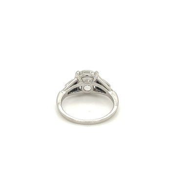 Diamant de laboratoire Coussin H/VVS2 de 3,02 carats, bague en platine à trois pierres – Assay Jewelers