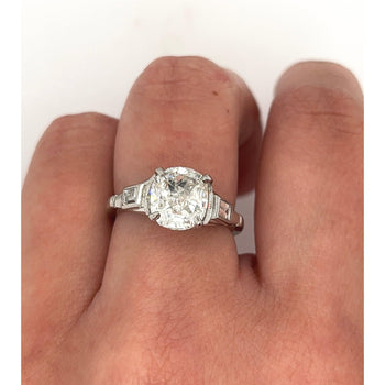 Bague 3 pierres en platine avec diamant de laboratoire taille Coussin 3,02 carat H/VVS2 – Assay Jewelers