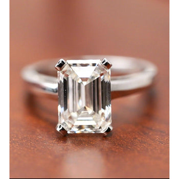 Bague en diamant de laboratoire taille émeraude de 3,07 carats en or blanc 14k, sertissage cathédrale – Assay Jewelers