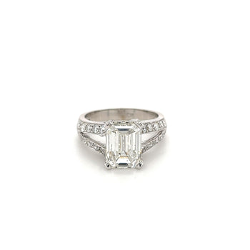 Bague en or blanc 14K avec diamant de laboratoire taille émeraude 4,01 carat G/SI1, tige fendue et pierres latérales en diamant – Assay Jewelers