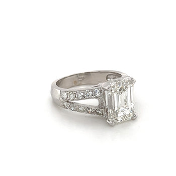 Bague en or blanc 14K avec diamant de laboratoire taille émeraude 4,01 carats G/SI1, monture fendue et pierres latérales en diamant – Assay Jewelers