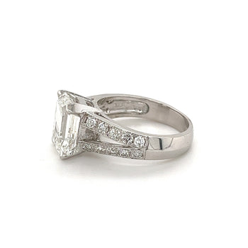 Bague en or blanc 14K avec diamant de laboratoire taille émeraude 4,01 carat G/SI1, tige fendue et pierres latérales en diamant – Assay Jewelers