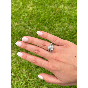 Bague en or blanc 14K avec diamant de laboratoire taille émeraude 4,01 carat G/SI1, anneau fendu et pierres latérales en diamant – Assay Jewelers