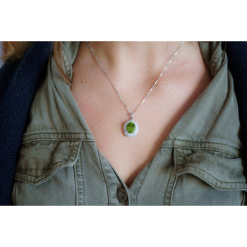 5.03 Carat Pendant con peridoto taglio ovale e halo di diamanti taglio rotondo in oro bianco 18K – Assay Jewelers