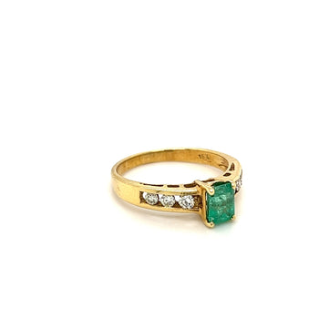 Bague en or jaune 18 k avec émeraude naturelle taille émeraude et diamants sertis en rail – Assay Jewelers