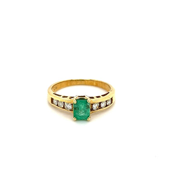 Bague en or jaune 18k avec émeraude naturelle taille émeraude et diamants sertis en canal – Assay Jewelers