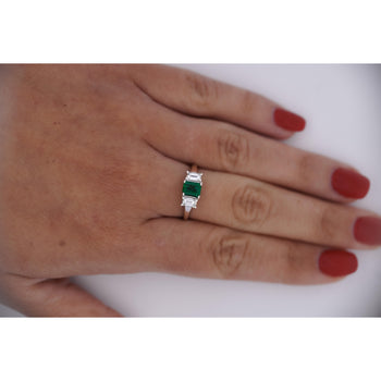 Ring in platino con smeraldo taglio carré da 1,07 carati e diamante, modello a tre pietre – Assay Jewelers