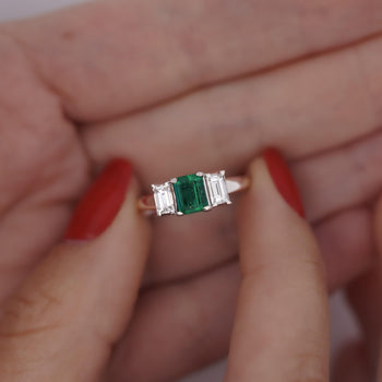 Ring in platino con smeraldo taglio carré da 1,07 carati e diamante, modello a tre pietre – Assay Jewelers