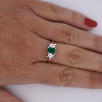 Ring in platino con smeraldo taglio carré da 1,07 carati e diamante, modello a tre pietre – Assay Jewelers