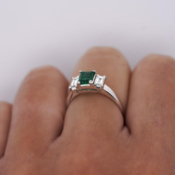 Ring in platino con smeraldo taglio carré da 1,07 carati e diamante, modello a tre pietre – Assay Jewelers