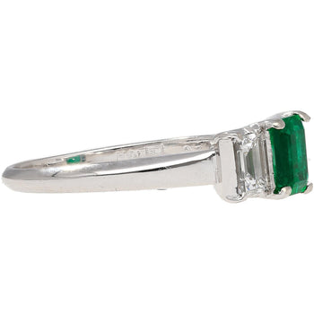 Ring in platino con smeraldo taglio carré da 1,07 carati e diamante, modello a tre pietre – Assay Jewelers
