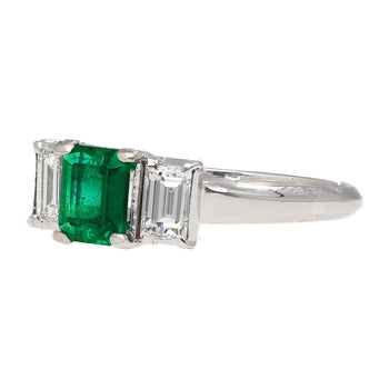 Ring in platino con smeraldo taglio carré da 1,07 carati e diamante, modello a tre pietre – Assay Jewelers
