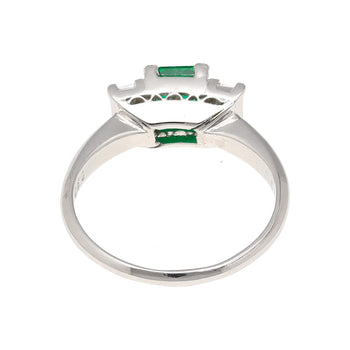 Ring in platino con smeraldo taglio carré da 1,07 carati e diamante, modello a tre pietre – Assay Jewelers