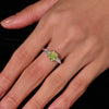 GIA Zertifiziert 2,22 Karat Fancy Gelb-Grün Radiant Cut Diamant 3 Stein Ring in 18K Weißgold
