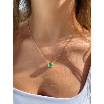 alt
Collana collegante flottante in oro 18K con smeraldo colombiano da 4,38 carati certificato GIA – Assay Jewelers