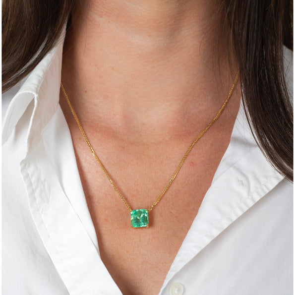 alt
Collier solitaire flottant en or 18K avec émeraude colombienne 5,83 carats certifiée GRS