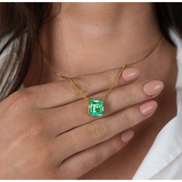 Collier solitaire flottant en émeraude colombienne certifiée GRS de 5,83 carats en or 18K