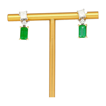 Boucles d'oreilles pendantes en or 18K avec émeraudes allongées naturelles et diamants – Assay Jewelers