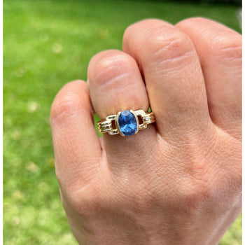 Bague bande royale en saphir bleu taille ovale en or 18k | serti demi-clos – Assay Jewelers