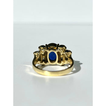 Bague style rétro en saphir bleu de Chanthaburi avec pierres latérales en diamant baguette – Assay Jewelers