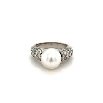 Bague en platine avec perle des mers du Sud et diamants ronds pavés sur les côtés – Assay Jewelers