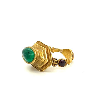 Bague Anciens en or 22K, style renaissance égyptienne, émeraude et grenat taille cabochon – Assay Jewelers