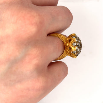 Bague rétro Anciens en or jaune sculpté 22K et cluster de diamants ronds – Assay Jewelers